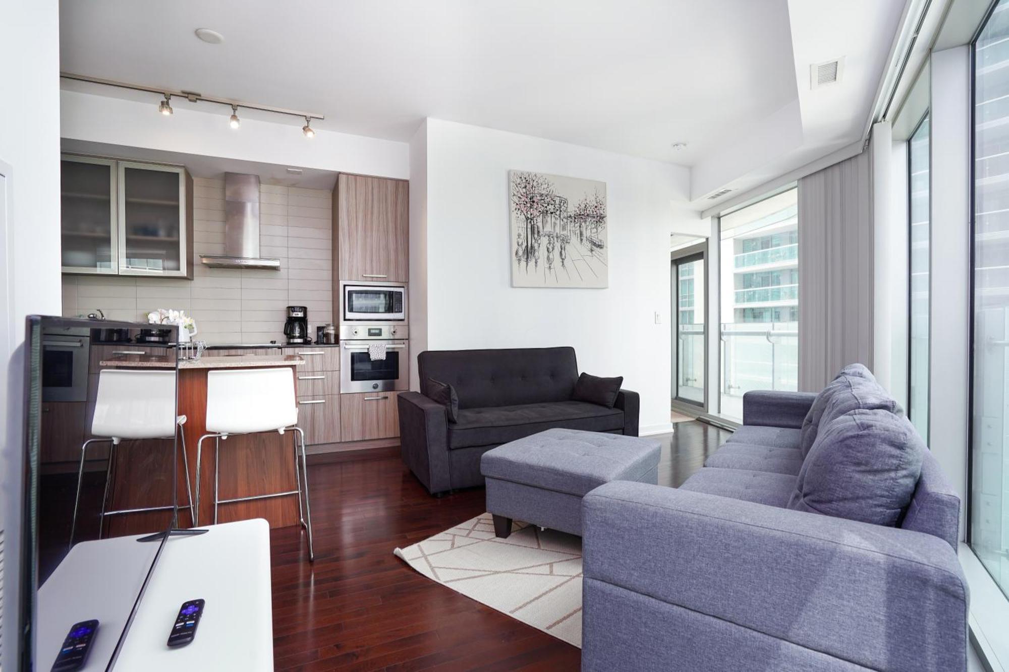 2 Bedrooms Downtown With Parking