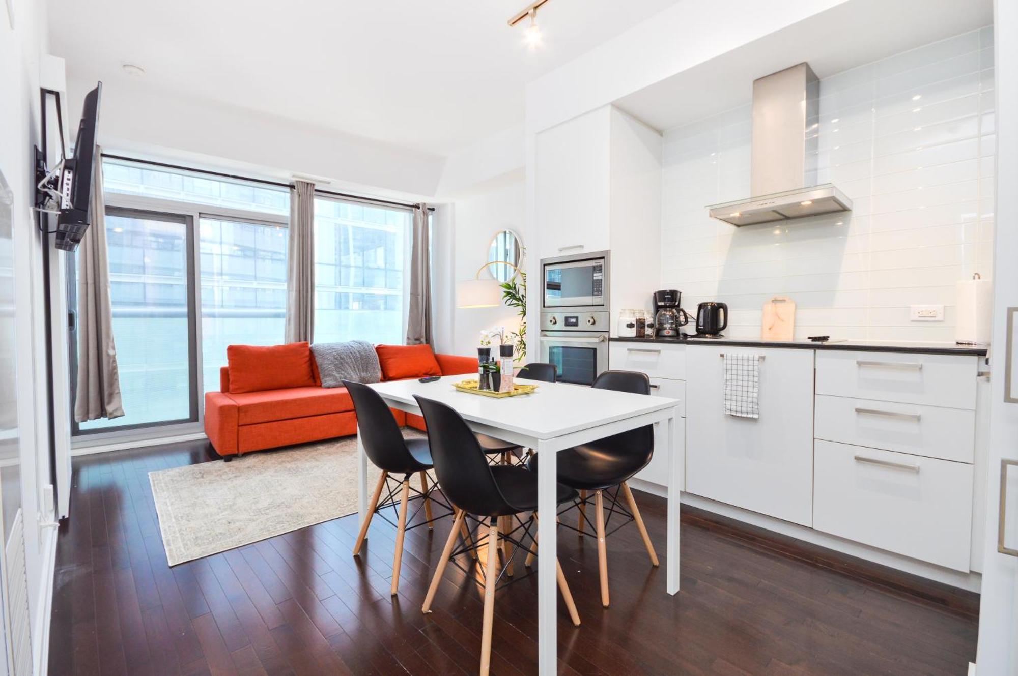Downtown Near Cn Tower, Scotiabank Arena, Rogers Centre, Union Station *