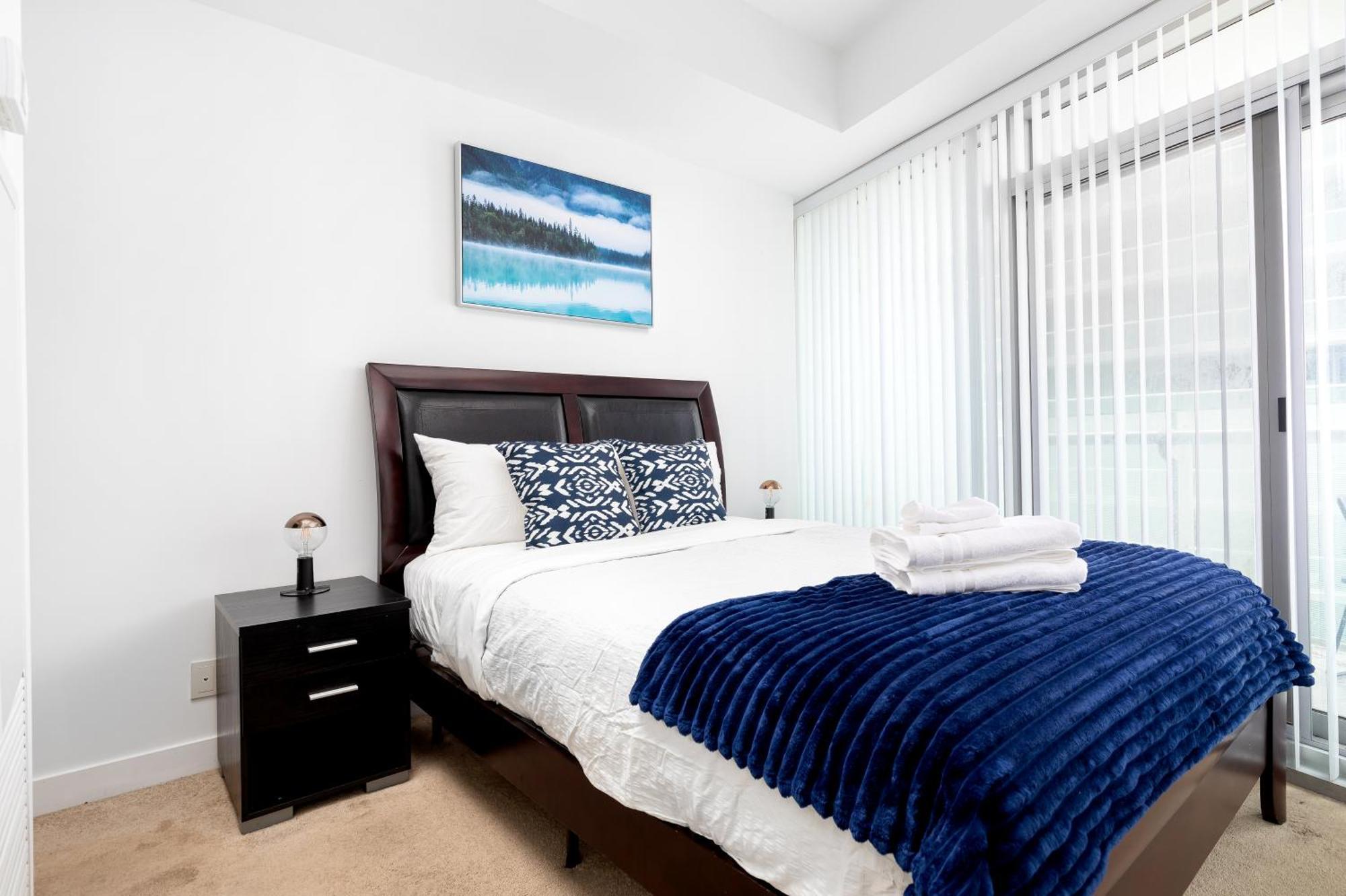 Downtown Near Cn Tower, Scotiabank Arena, Rogers Centre, Union Station *