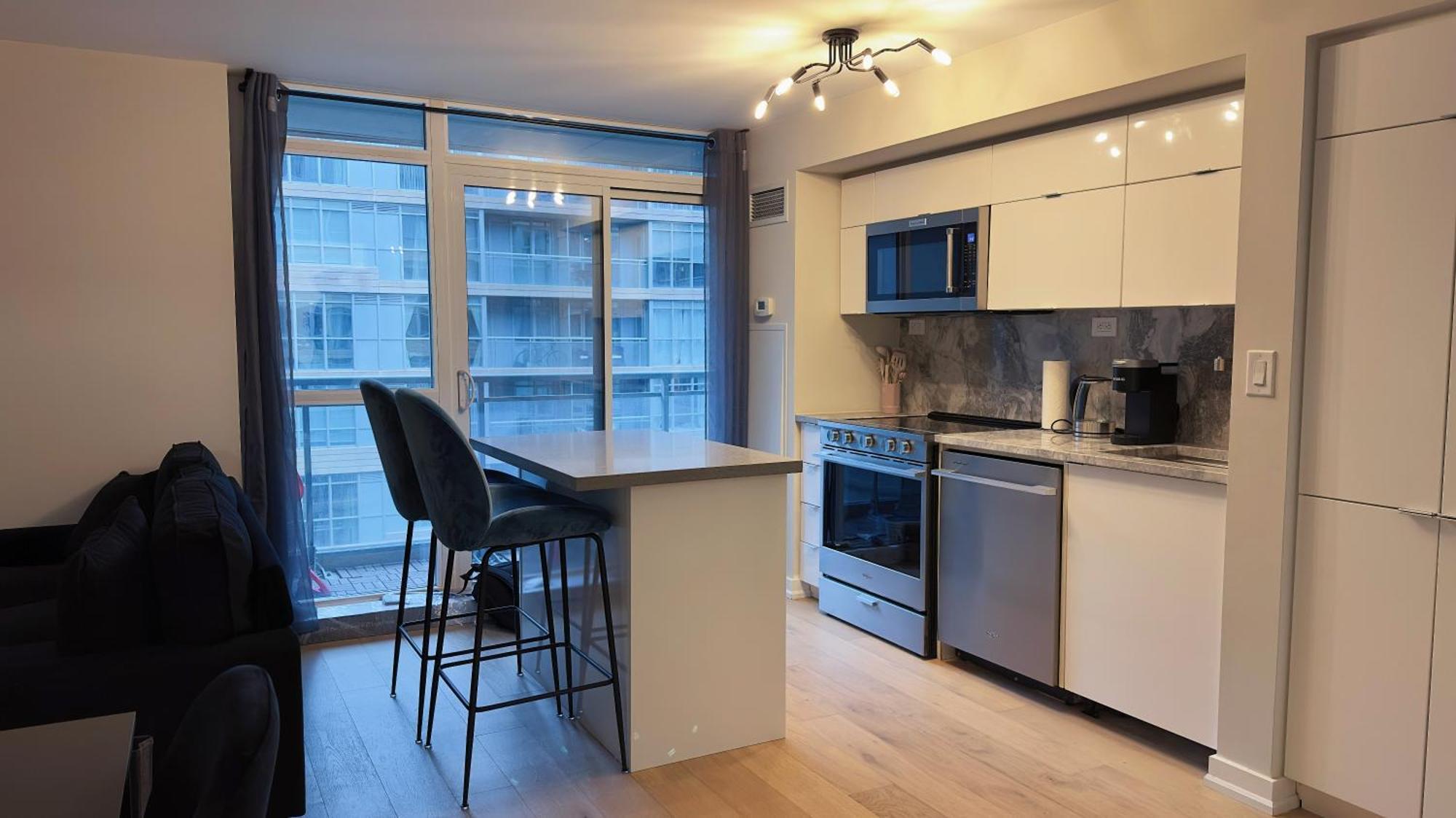 Downtown 2 Bedroom Gem With Free Parking * Toronto