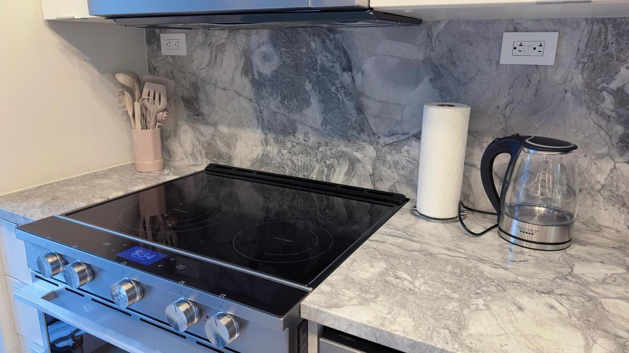 Downtown 2 Bedroom Gem With Free Parking