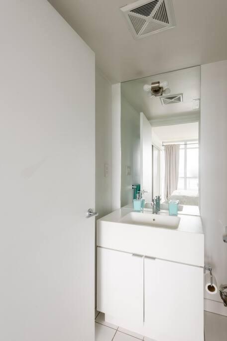 Stylish Downtown Lakeview - One Free Parking Apartment *