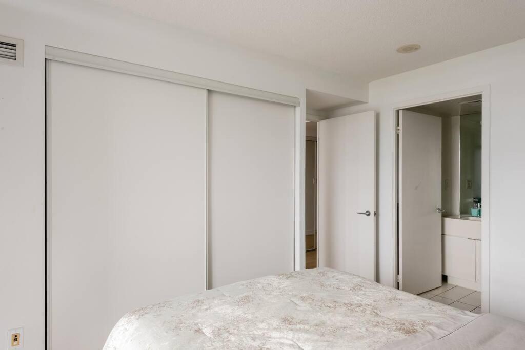 Stylish Downtown Lakeview - One Free Parking Apartment *