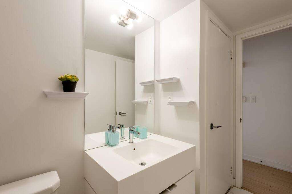 Stylish Downtown Lakeview - One Free Parking Apartment Toronto