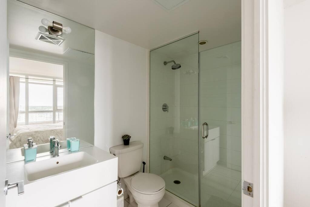 Stylish Downtown Lakeview - One Free Parking *