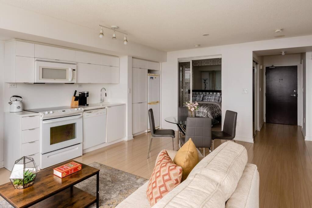 Stylish Downtown Lakeview - One Free Parking Apartment Toronto