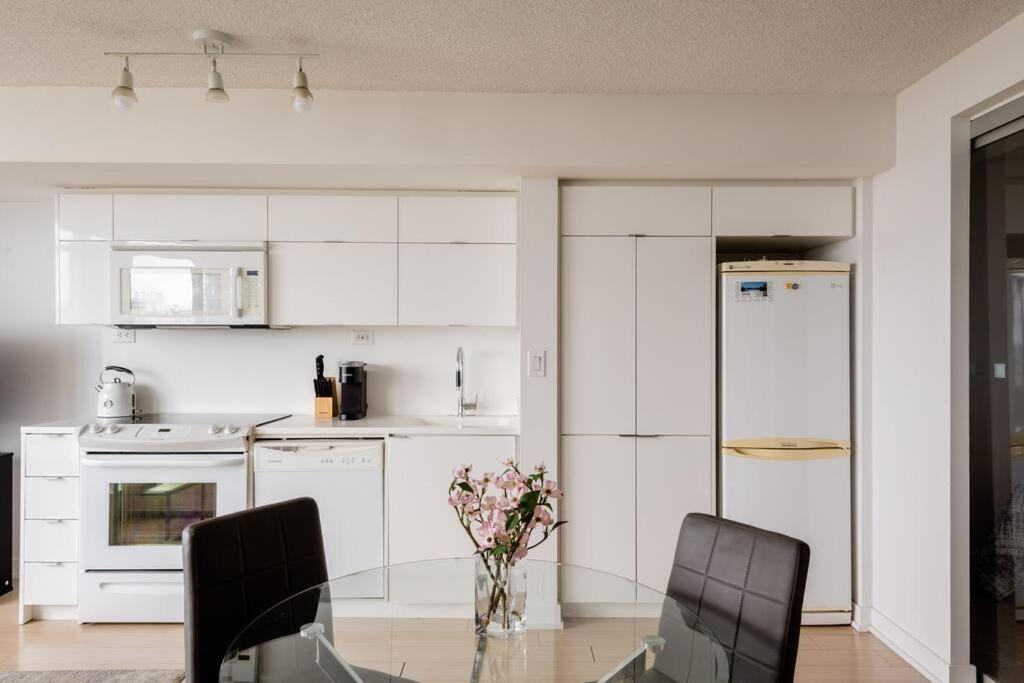 Stylish Downtown Lakeview - One Free Parking * Toronto