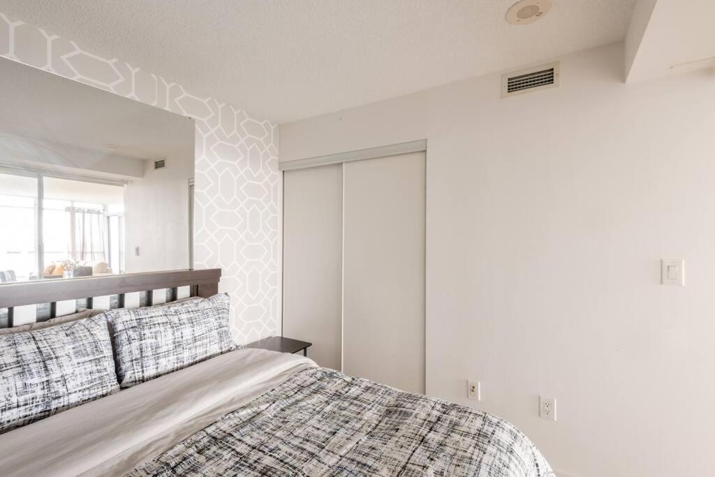 Stylish Downtown Lakeview - One Free Parking Apartment Toronto