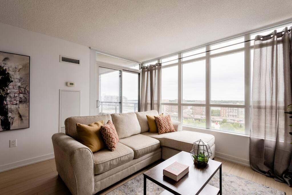 Stylish Downtown Lakeview - One Free Parking *
