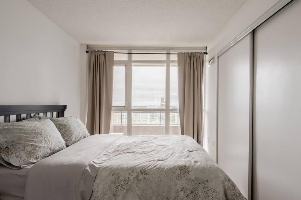 Stylish Downtown Lakeview - One Free Parking Apartment