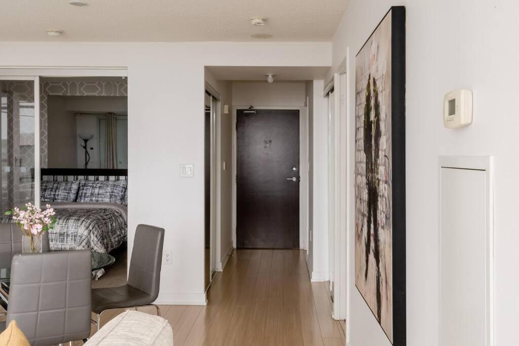 Stylish Downtown Lakeview - One Free Parking *