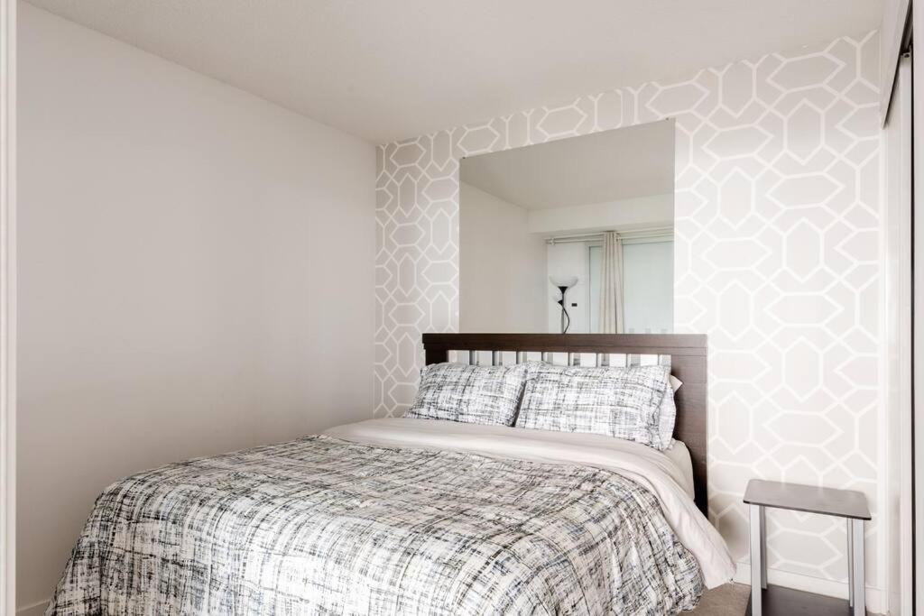Stylish Downtown Lakeview - One Free Parking Apartment