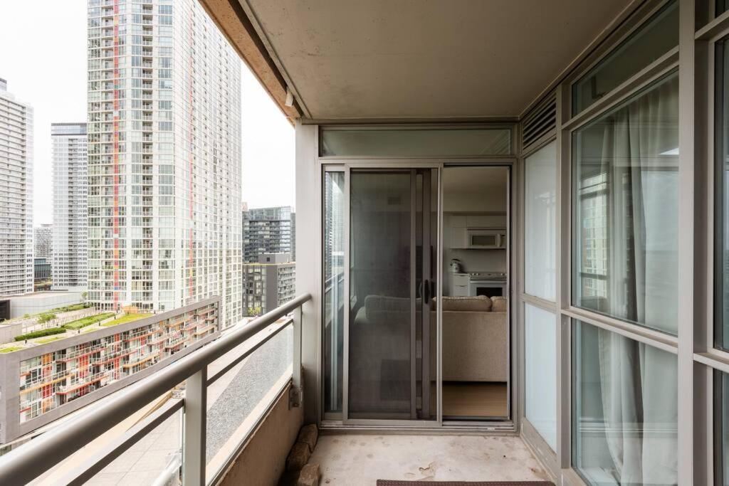 Stylish Downtown Lakeview - One Free Parking *