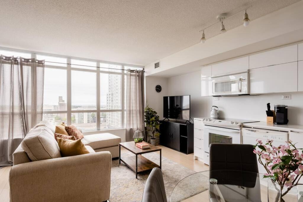 Stylish Downtown Lakeview - One Free Parking Apartment Toronto