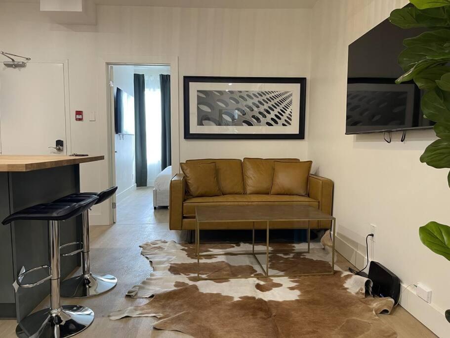 Chic 2 Bedroom With Parking Apartment *