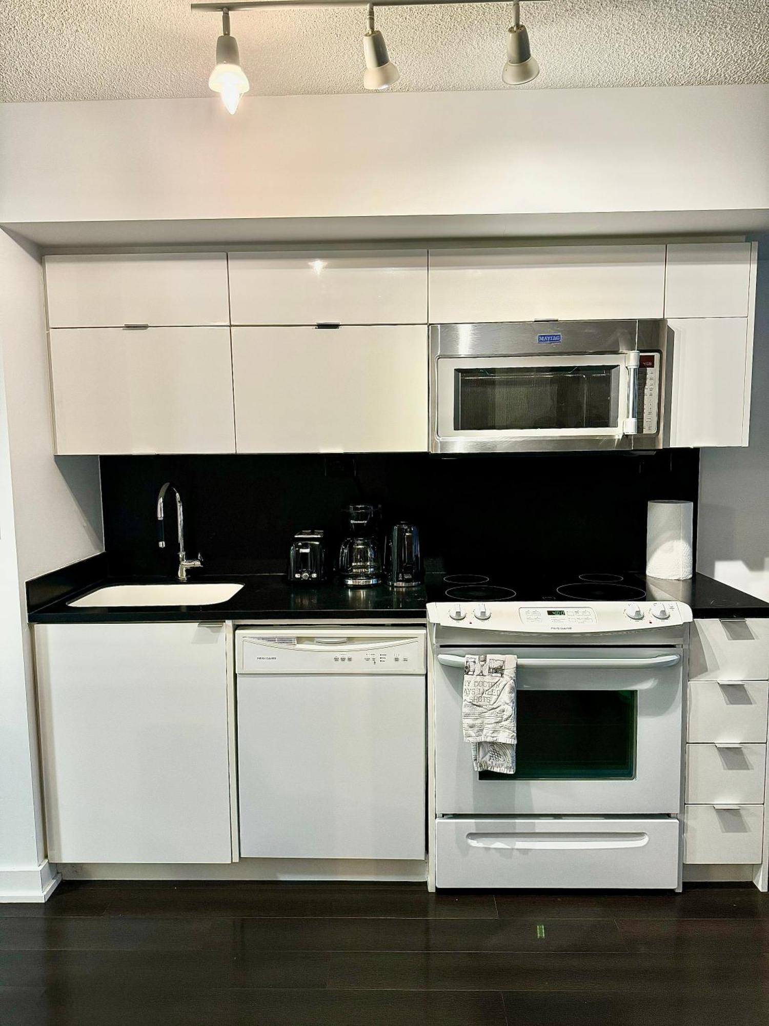 Lush By Cntower - Free Parking Apartment