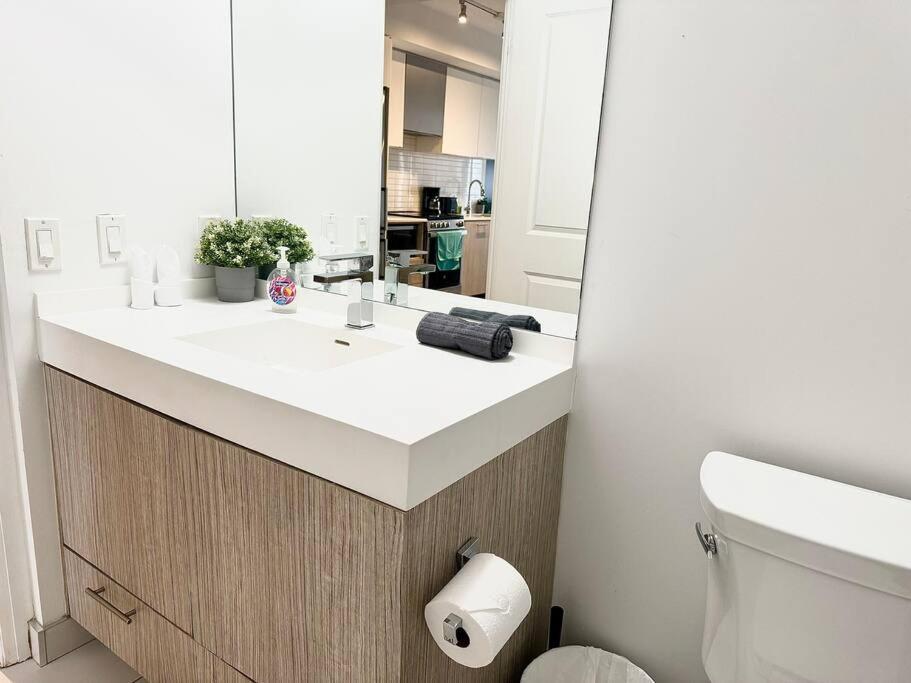 Cozy Near Eatoncentre Mall Apartment Toronto