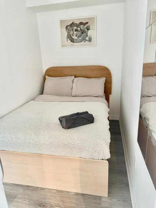 Apartment Cozy Near Eatoncentre Mall