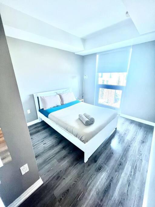 Cozy Near Eatoncentre Mall Toronto