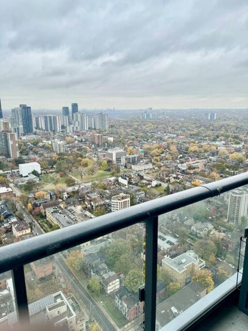Cozy Near Eatoncentre Mall Apartment