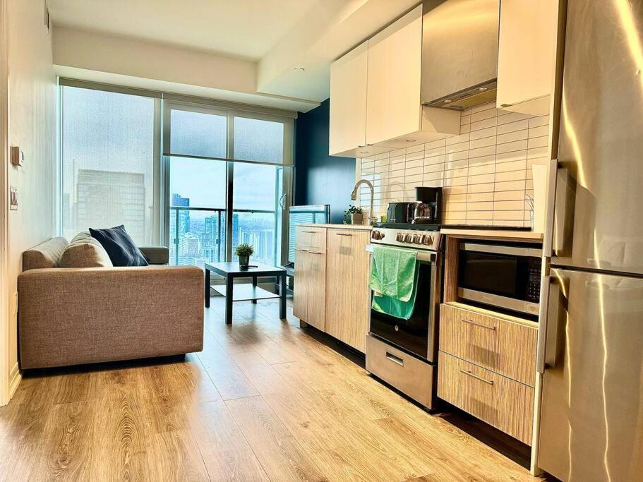 Apartment Cozy Near Eatoncentre Mall