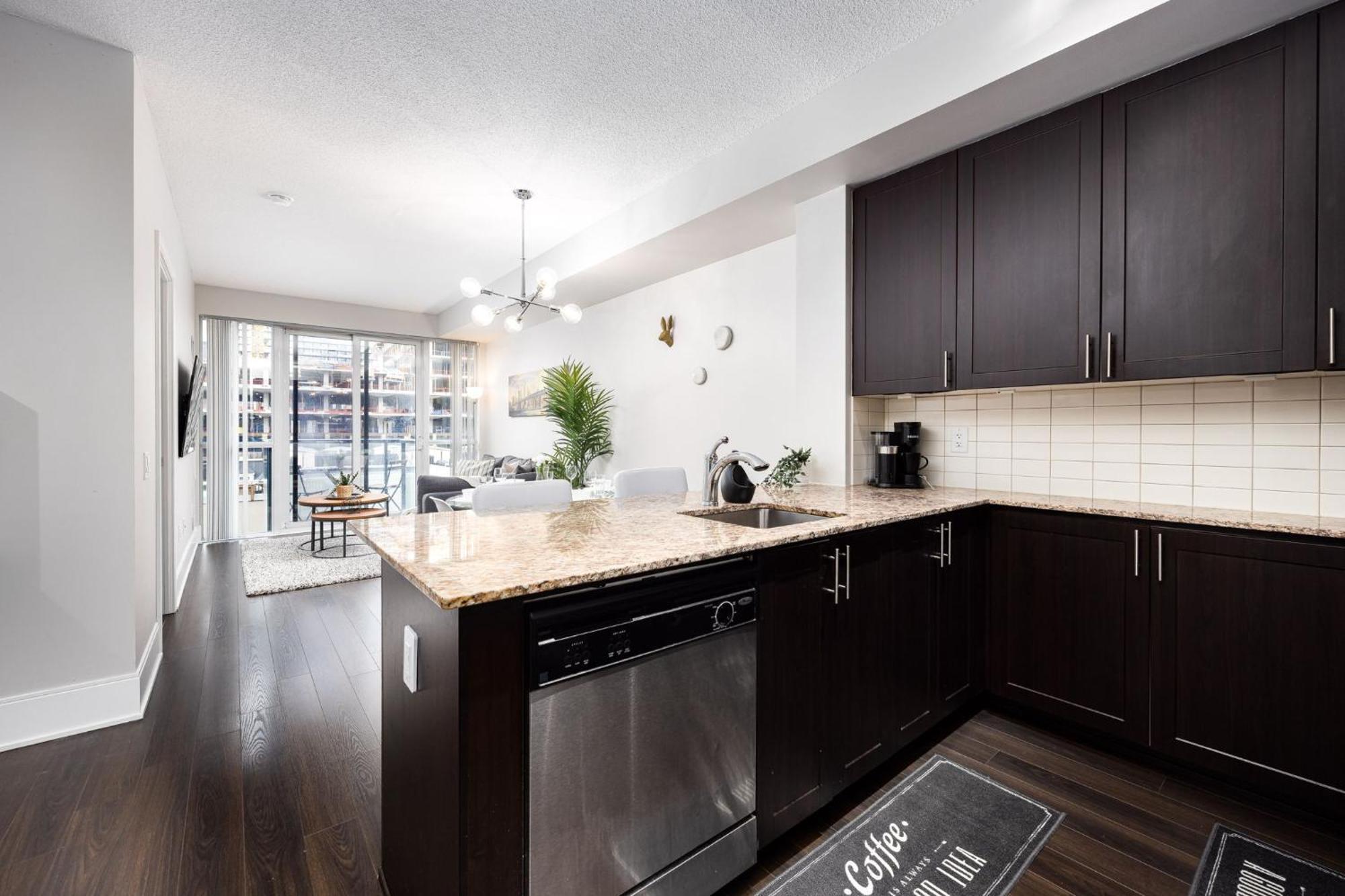 Dwtn Near Cn Tower! W/ Free Parking * Toronto