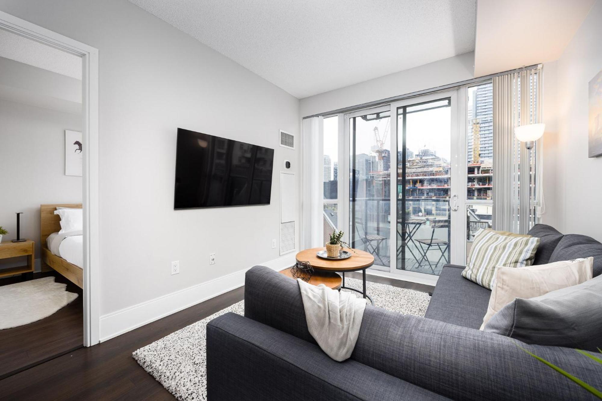 Apartment Dwtn Near Cn Tower! W/ Free Parking