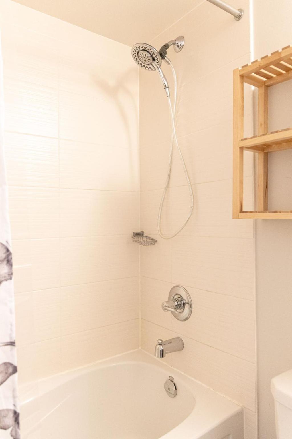 Dwtn Near Cn Tower! W/ Free Parking * Toronto