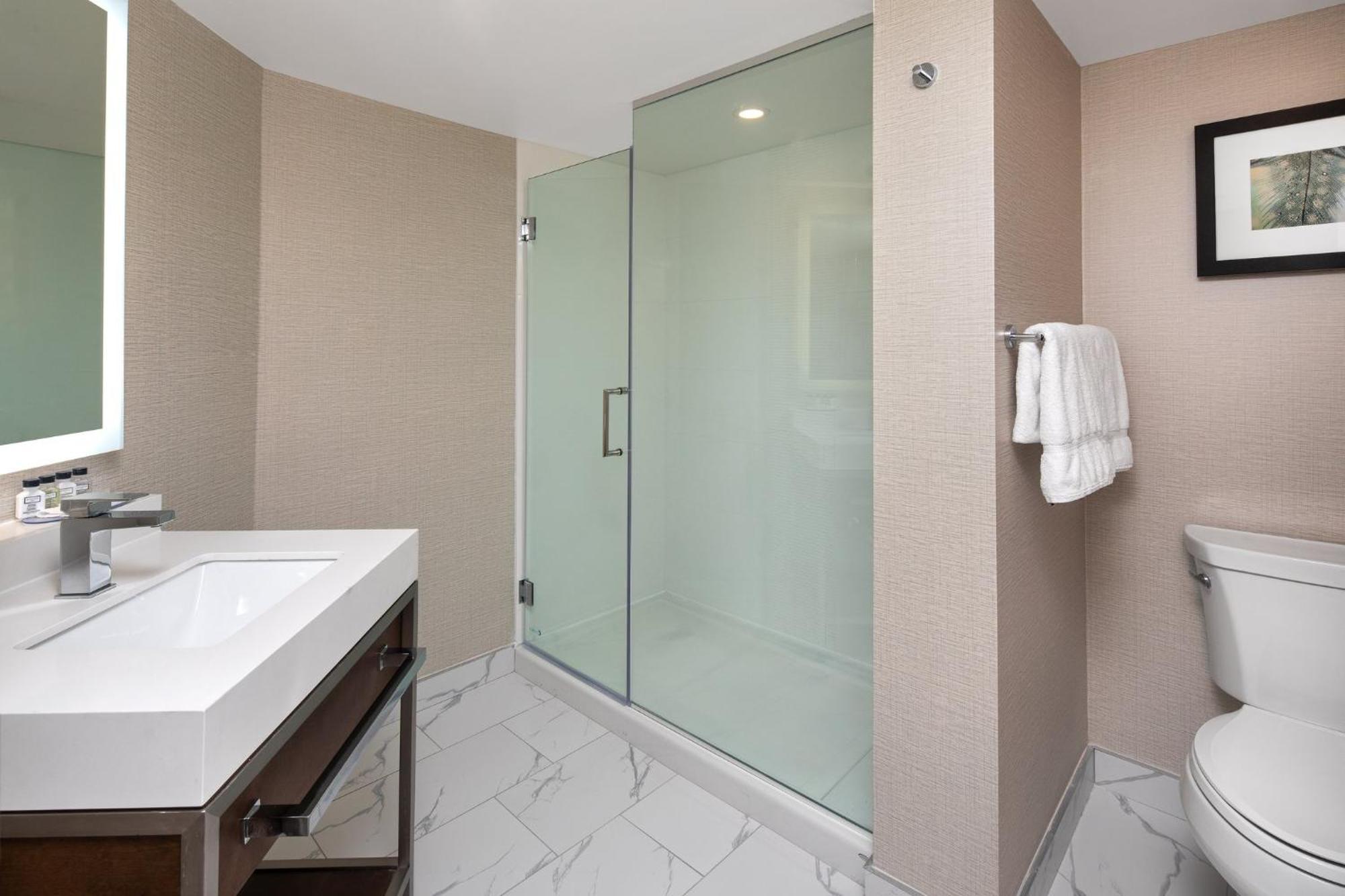Crowne Plaza Airport By Ihg 4*