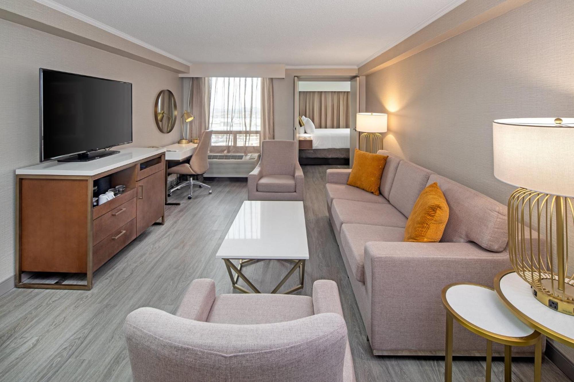 Crowne Plaza Airport By Ihg 4*