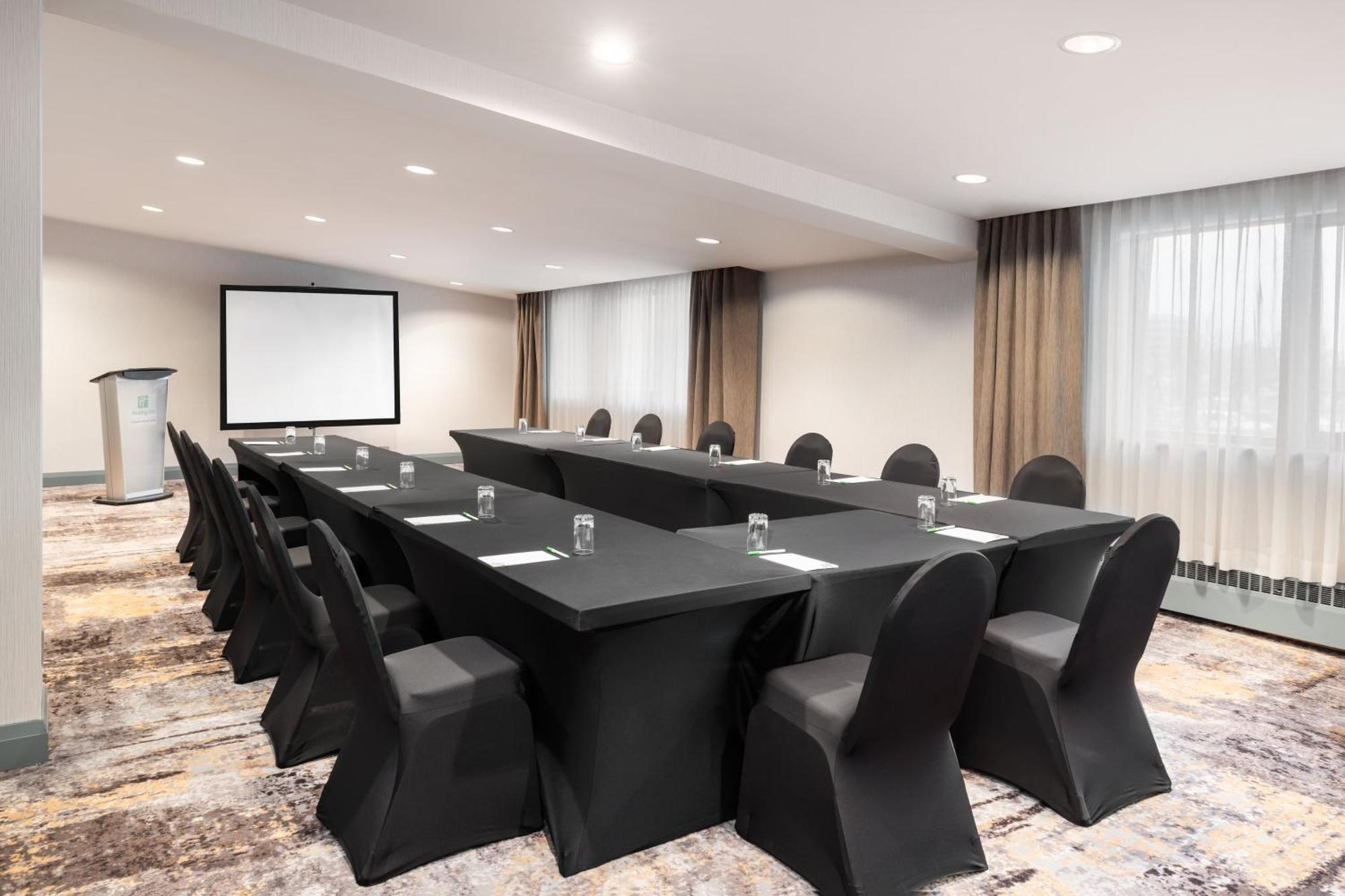 Airport East By Ihg Hotel Toronto