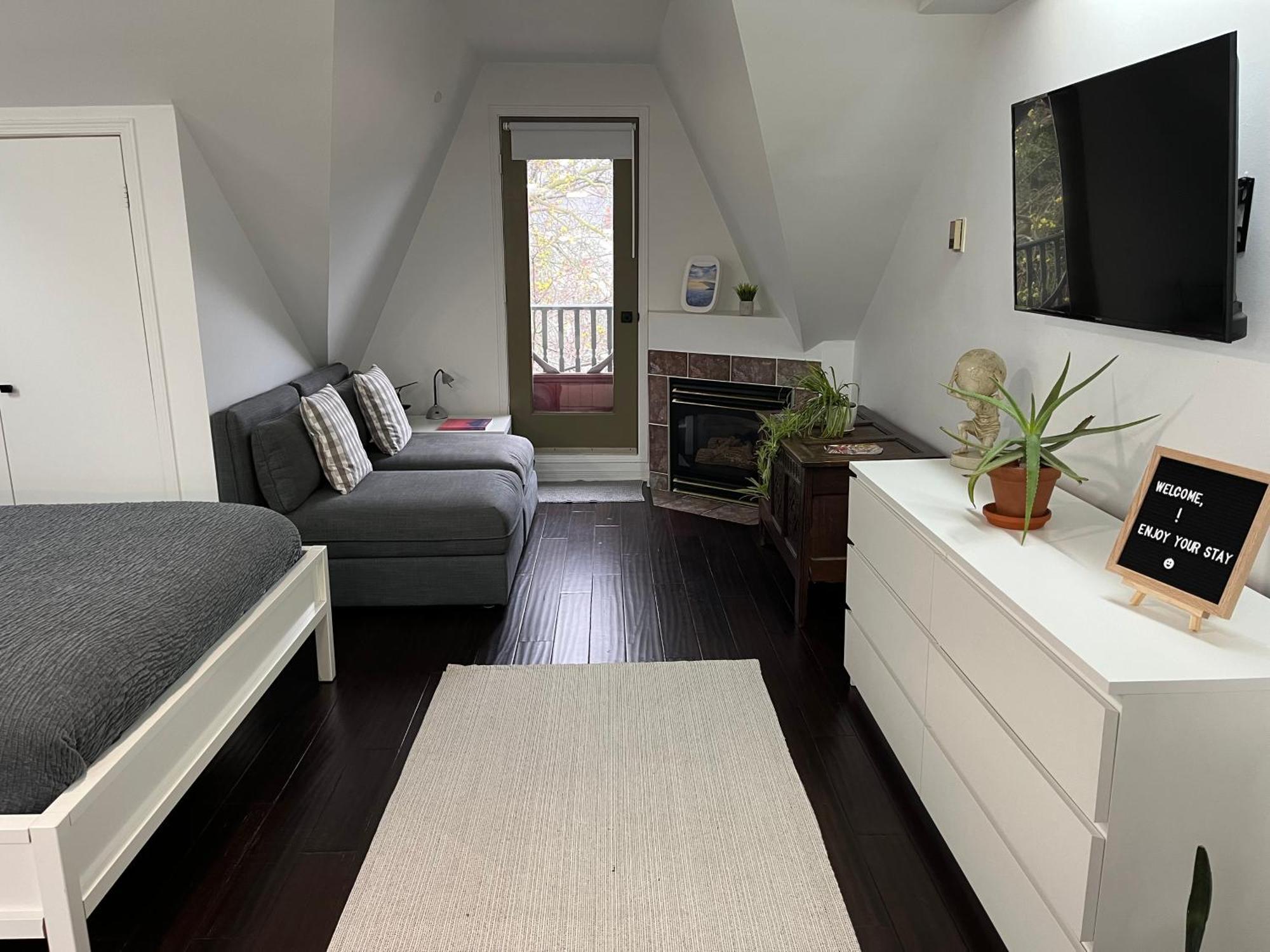 Bright, Private, Peaceful With Retail Conveniences Steps Away Apartment