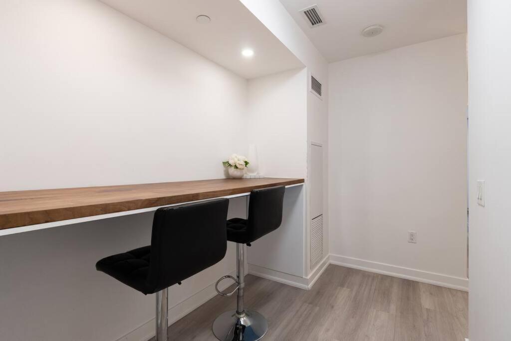 Luxe 2 Bed Downtown Near Waterfront Apartment Toronto