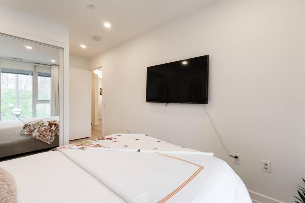 Luxe 2 Bed Downtown Near Waterfront Apartment
