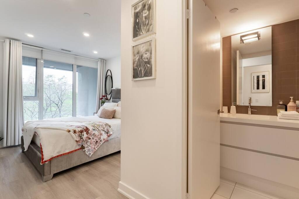 Luxe 2 Bed Downtown Near Waterfront *
