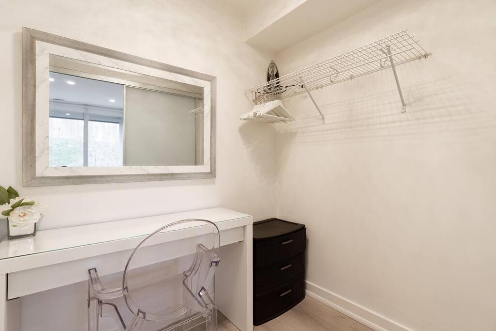 Luxe 2 Bed Downtown Near Waterfront *
