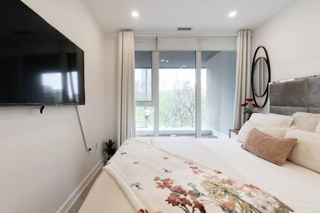 Luxe 2 Bed Downtown Near Waterfront Apartment Toronto