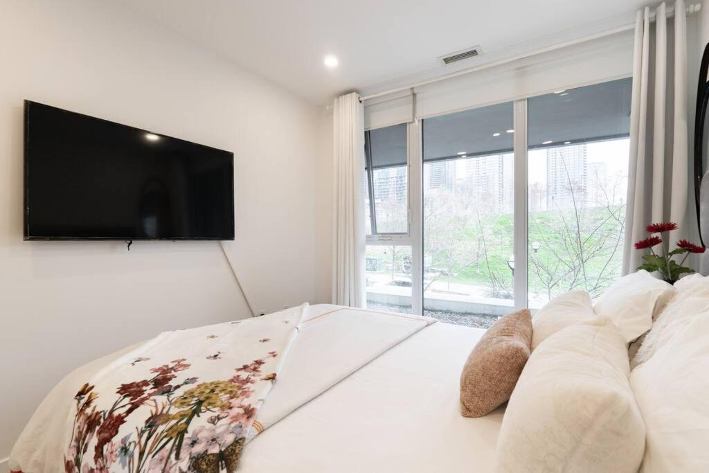Luxe 2 Bed Downtown Near Waterfront Toronto