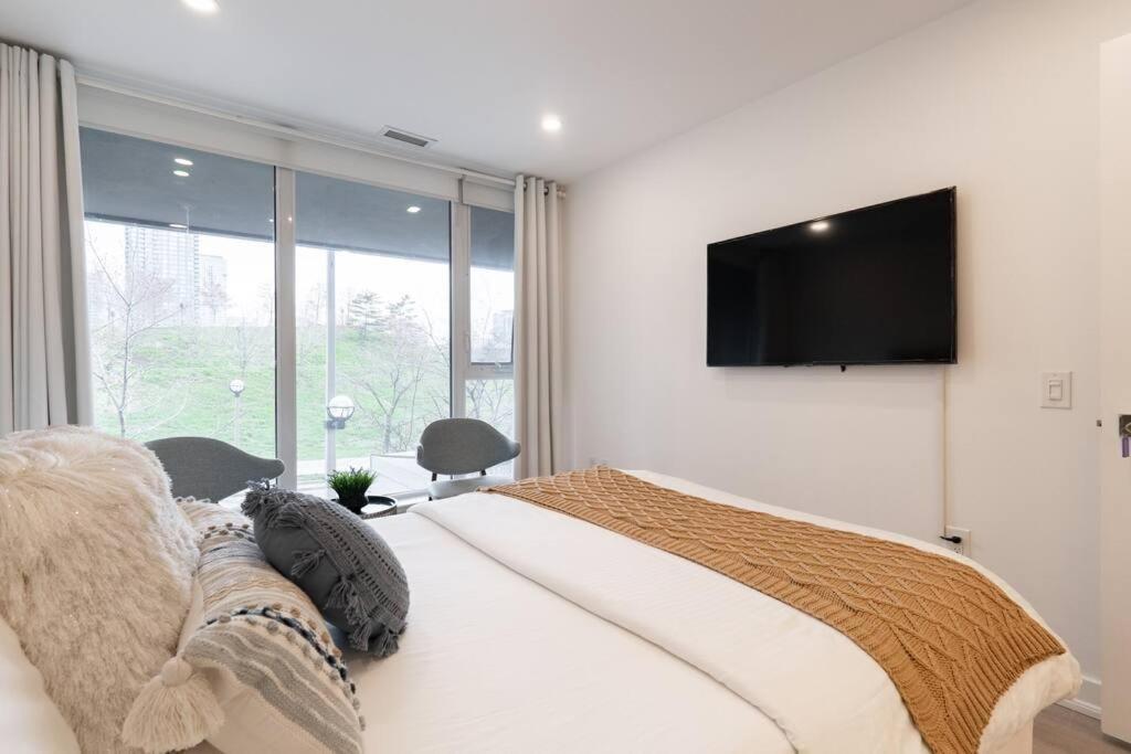 Luxe 2 Bed Downtown Near Waterfront