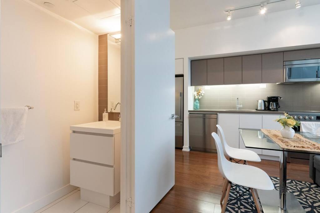 Luxe 2 Bed Downtown Near Waterfront * Toronto