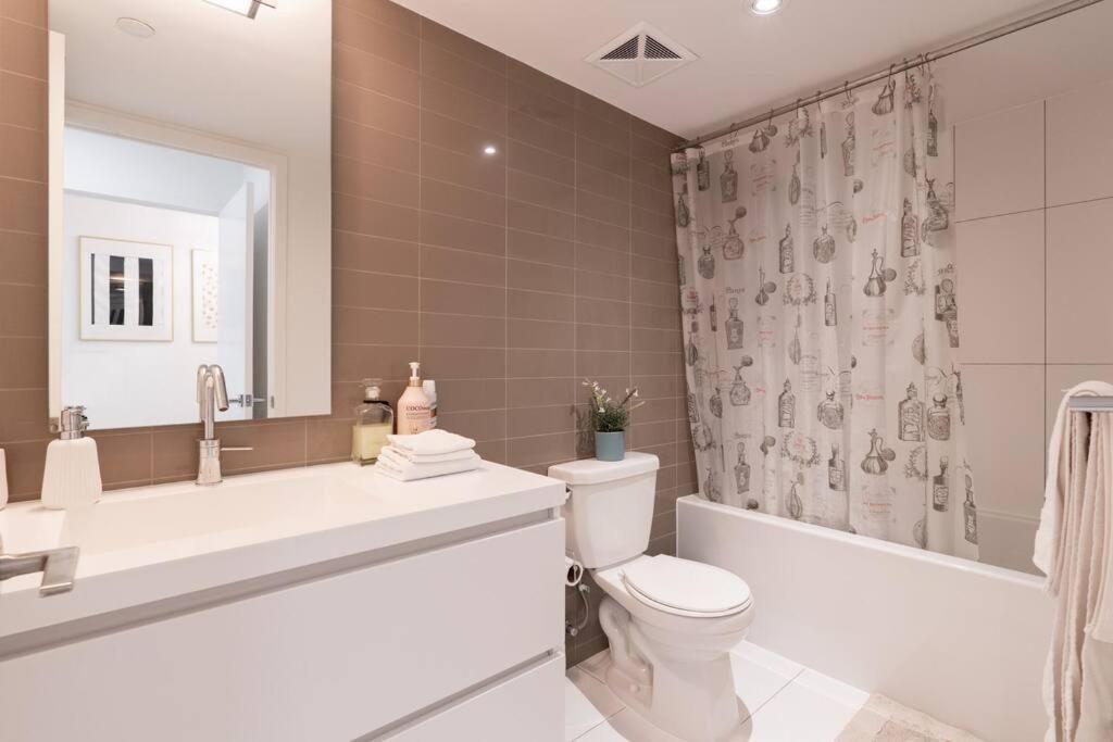 Luxe 2 Bed Downtown Near Waterfront *