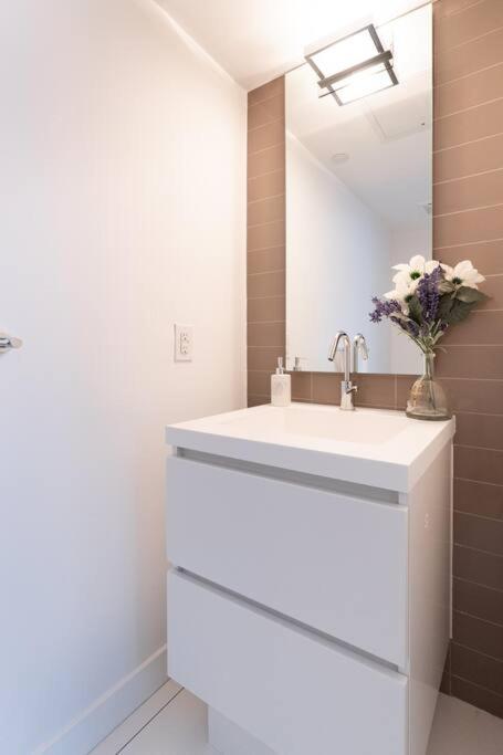 Luxe 2 Bed Downtown Near Waterfront * Toronto