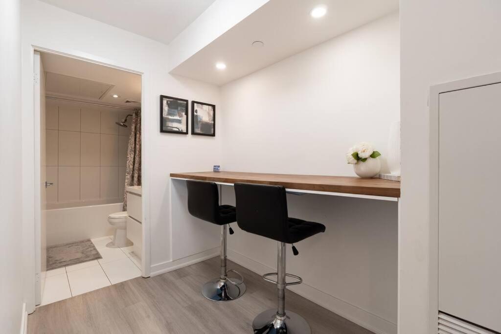 Luxe 2 Bed Downtown Near Waterfront *