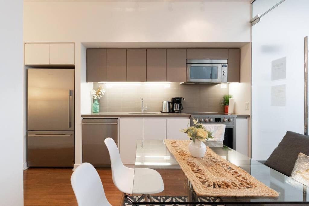 Luxe 2 Bed Downtown Near Waterfront
