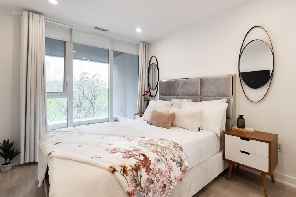 Luxe 2 Bed Downtown Near Waterfront Apartment