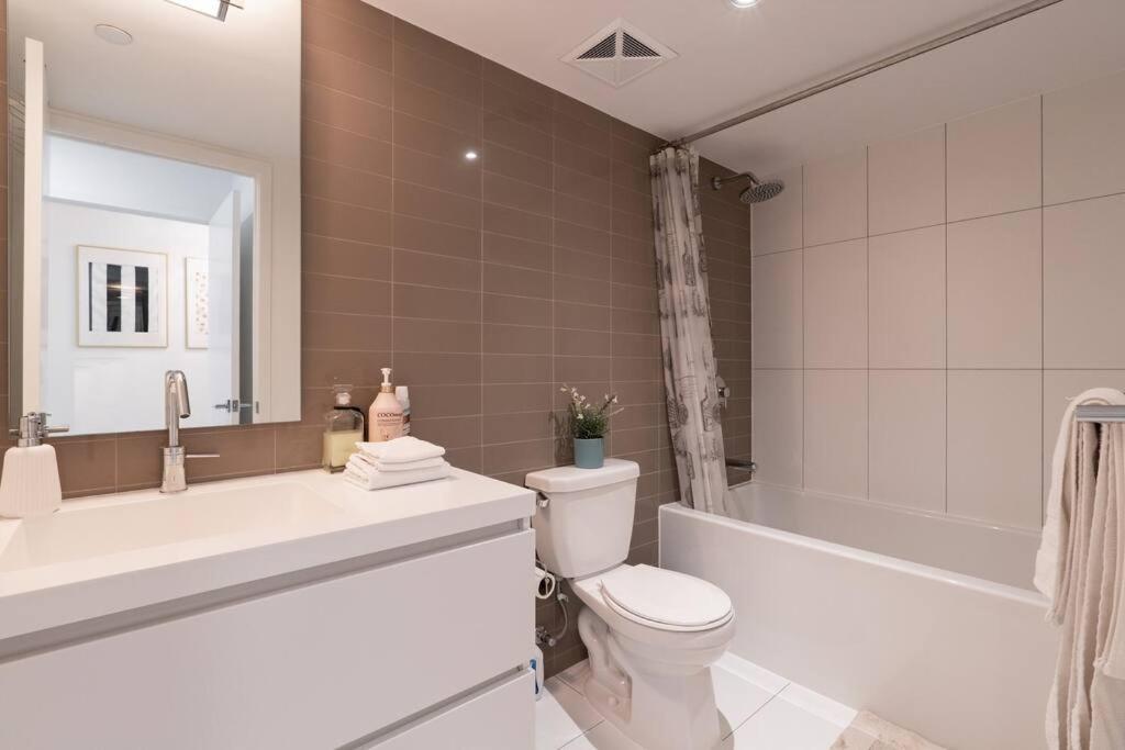 Luxe 2 Bed Downtown Near Waterfront Apartment *