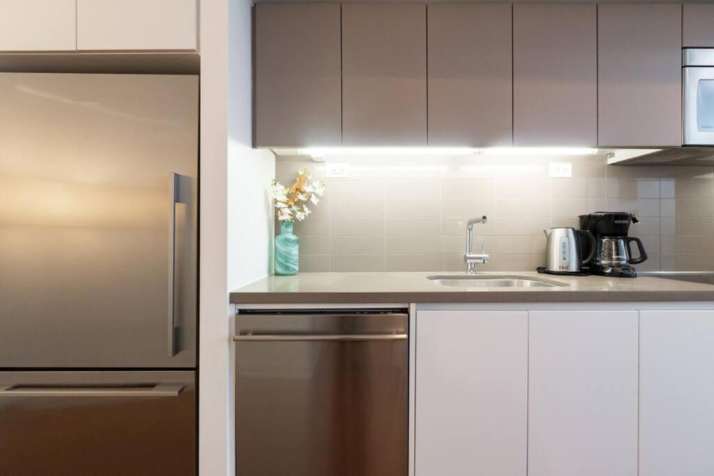 Luxe 2 Bed Downtown Near Waterfront Apartment Toronto