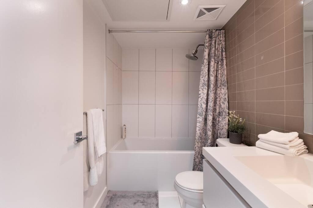 Luxe 2 Bed Downtown Near Waterfront * Toronto