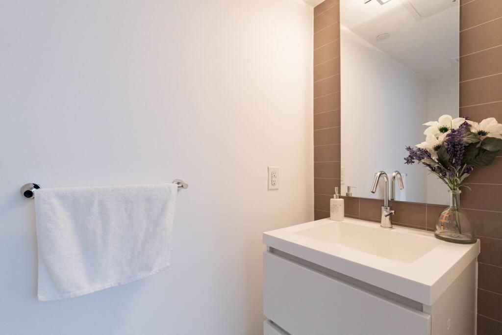 Luxe 2 Bed Downtown Near Waterfront Apartment