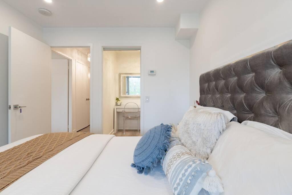 Luxe 2 Bed Downtown Near Waterfront